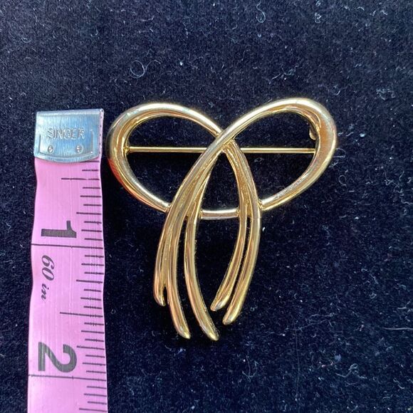 Lot of 4 Trifari Earrings & Brooches - Picture 11 of 13